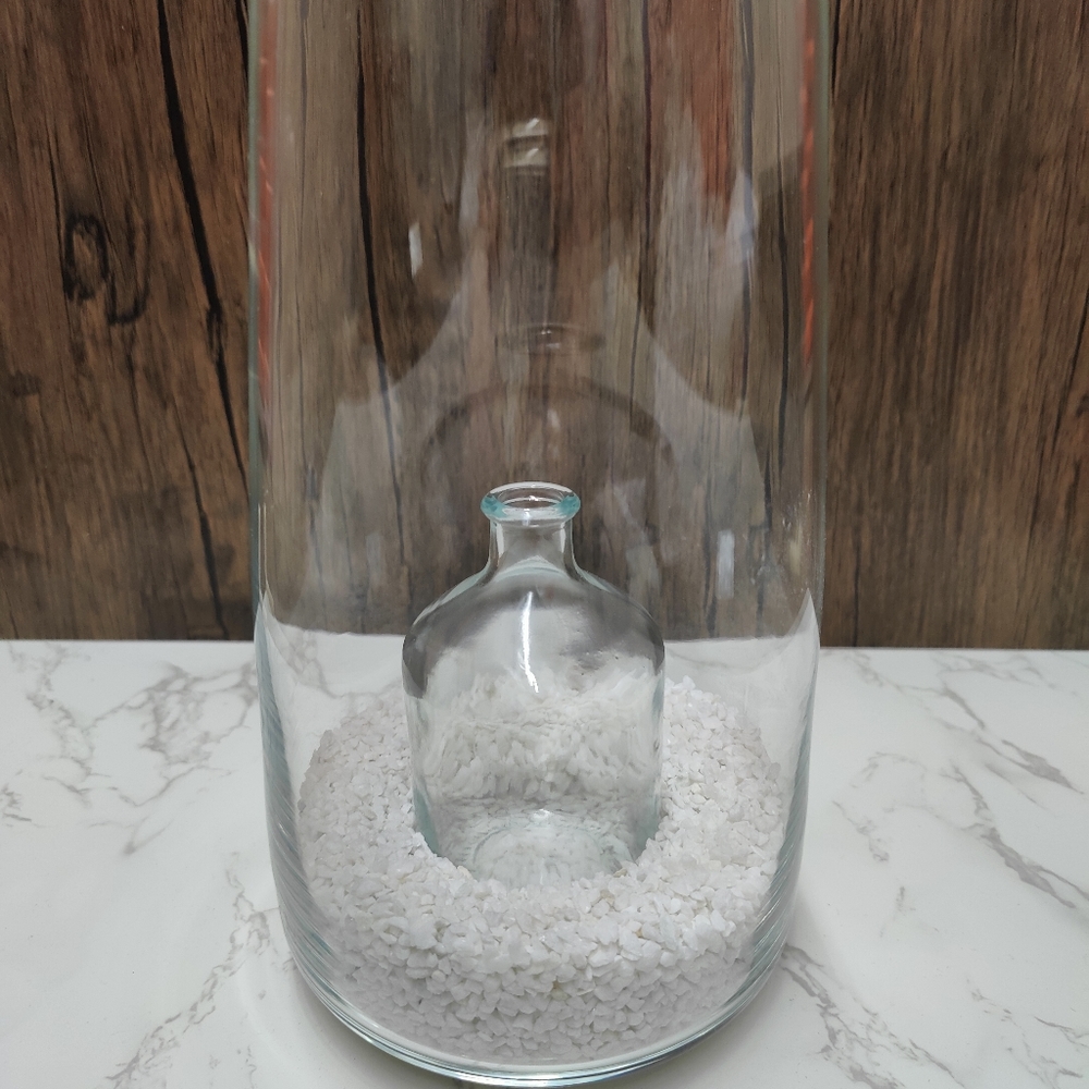 GLASS VASE WITH WHITE ROCKS. SMALL GLASS INSERTED IN MIDDLE OF VASE. - Picture 8 of 10